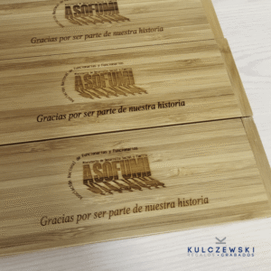caja de madera grabada para regalo